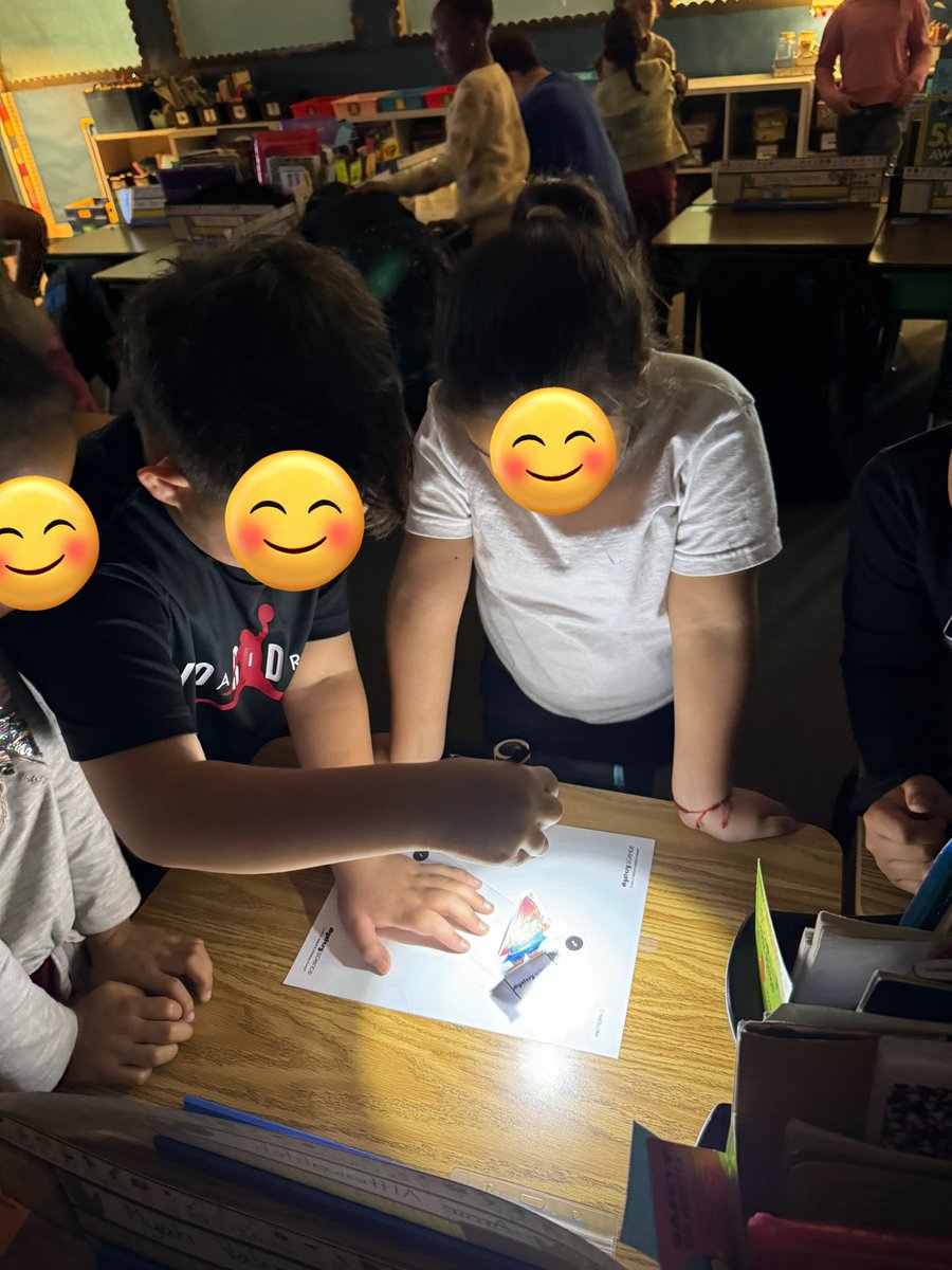 sandrinisaints's tweet photo. Scientists exploring with light and shadows!! Great work! 🔬🔦#SandriniSaints #WeArePBV https://t.co/sNa8HnNv8g