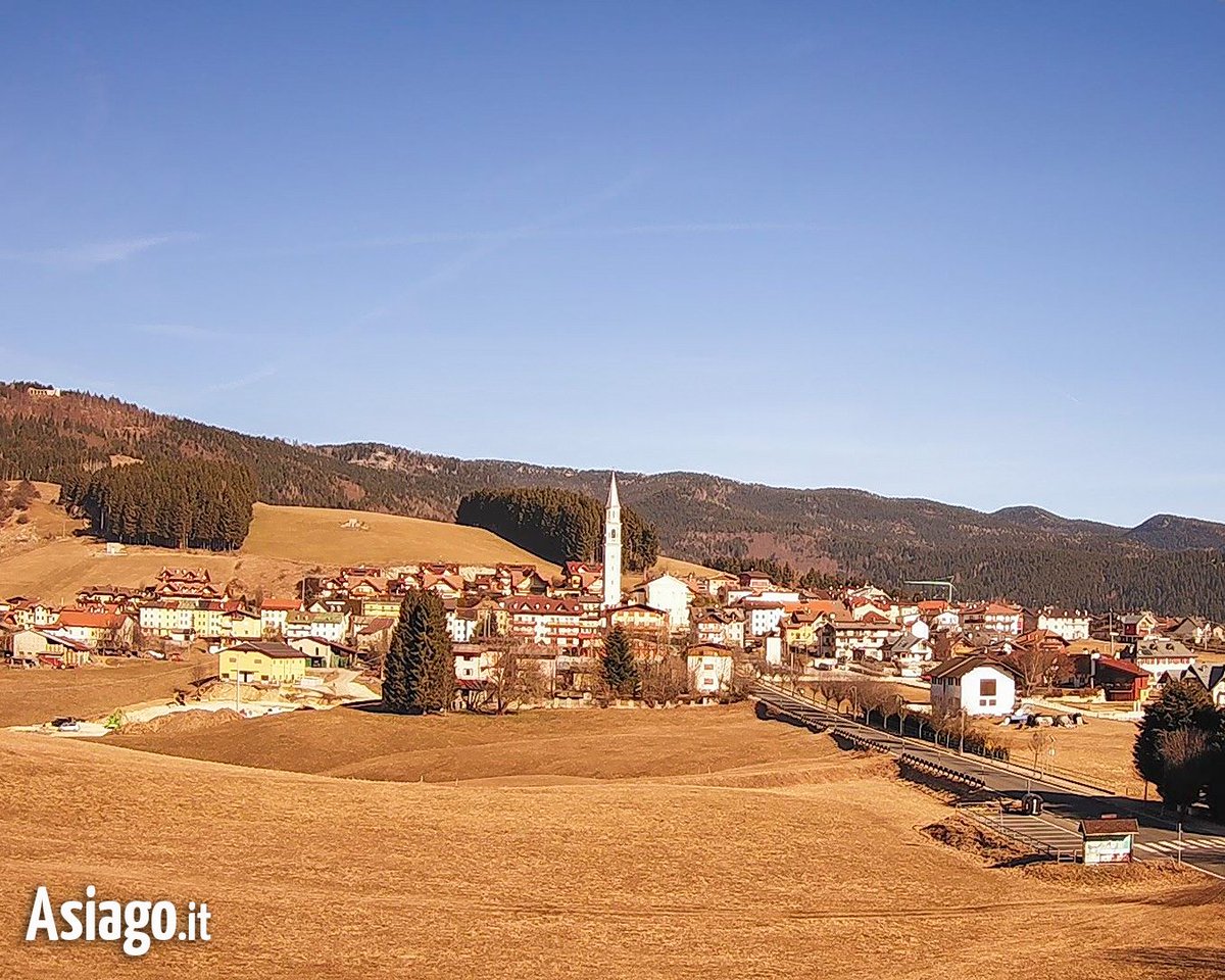 AsiagoIt's tweet photo. Buongiorno con vista su KAMPARUBE... che altro non è che #Camporovere in cimbro! 😍 L'avevate risconosciuta, vero? 😉
E se osservate bene, a sinistra si vede anche il FORTE INTERROTTO! 🙂
#Asiagoit #altopianosettecomuni #altopianodiasiago #Veneto #montagna https://t.co/izvf39JYQz