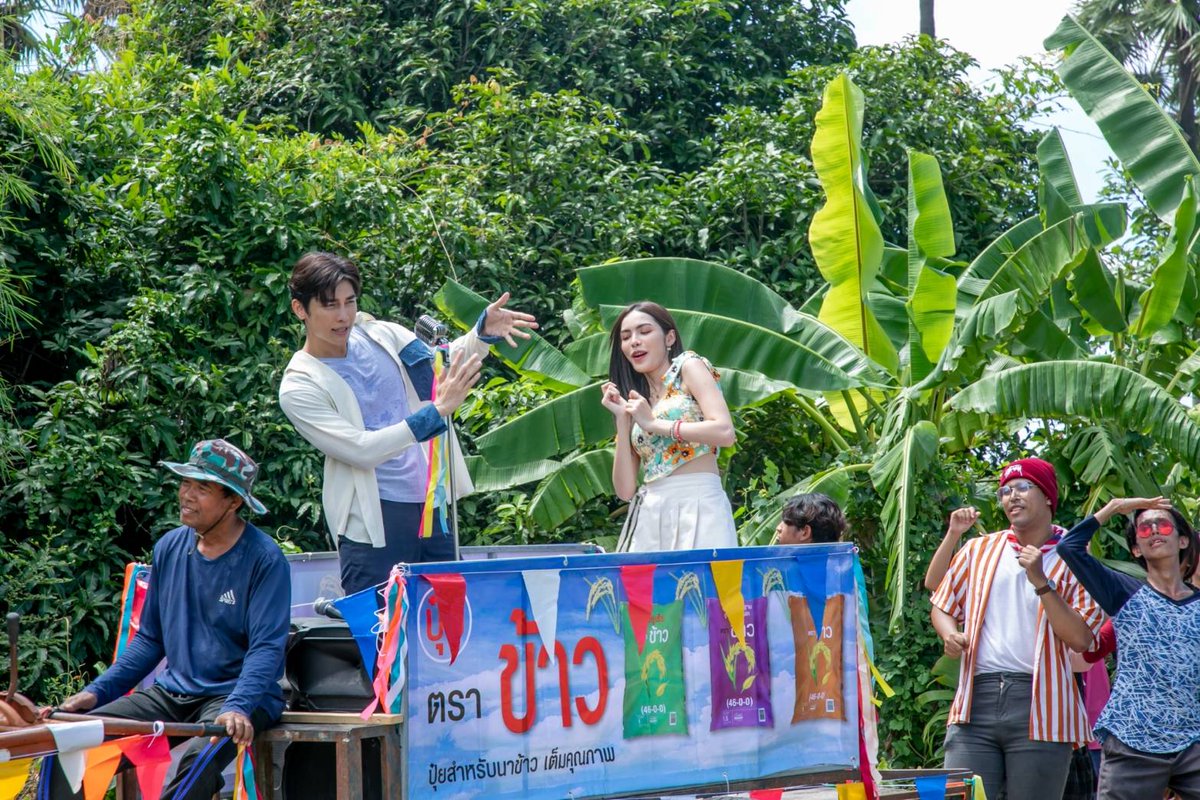 Ting_ThinkThing's tweet image. “มิว-ชาล็อต” จัดเต็มเสื้อผ้าหน้าผม! นำทีมนักแสดงขึ้นรถแห่ สนุกสุดมันท้าแสงแดดกลางทุ่งนาละแวกสามโคก จ.ปทุมธานี เพื่อ #มนต์รักลูกทุ่ง๒๕๖๗

ติดตามชมฉากสนุกๆ นี้ ในละคร มนต์รักลูกทุ่ง๒๕๖๗ EP3 9 ก.พ.นี้ ทางช่อง 3HD กด33 และเวอร์ชั่น Uncut ทางแอปฯ WeTV

#MewSuppasit  #CharlotteAustin