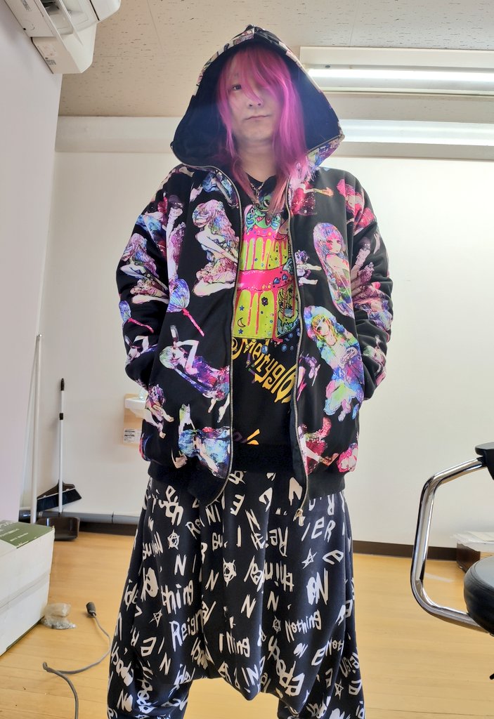 Takenoko_san's tweet photo. ﾜｧ───ヽ(*ﾟ∀ﾟ*)ﾉ───ｲ

ankoROCKさんやっと届いた♪

中綿入りのパーカーだからめちゃくちゃあったけぇー！

捗る〜！！

 #ankoROCK
 #ダーティーガールズ https://t.co/d0UNppqU5A