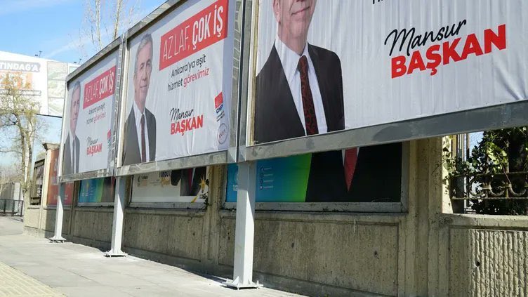Keskin Sirke Küpüne Zarardır ...

CHP'li Mansur Yavaş,
Hizmet yapmayarak
Sadece Algı ile Ankara'lının parasını tüketti ...

Şimdi de panik hali ile kendini tüketiyor ...

Rakibinin afişine tahammül edemeyerek onun önüne duvarlar örmekte nedir ... ⁉️

Tam bir akıl tutulması ...