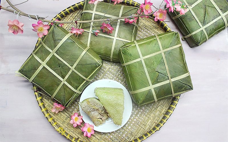 149Anneee's tweet photo. #TSAnne
Bánh chưng được coi là linh hồn của ngày Tết và là một loại bánh có lịch sử rất lâu đời trong nền văn hóa ẩm thực của Việt Nam. Bánh được làm từ loại gạo nếp ngon, thịt lợn, đậu xanh và được gói vuông bằng lá dong sau đó được đem luộc trong khảng 8 – 10 giờ cho đến khi chín. Bánh dẻo, rất thơm mùi thơm của gạo nếp và có màu xanh của lá dong.
Bánh tét từ lâu đã trở thành món ăn truyền thống mỗi dịp Tết đến, Xuân về. Trong những ngày Tết, được thưởng thức khoanh bánh tét dẻo thơm của nếp và béo bùi của đậu mỡ hay vị ngọt của chuối làm cho mọi người đều cảm thấy năm mới trọn vẹn hơn.
Tết này nhà các bác đã có bánh trưng chưa ?😗