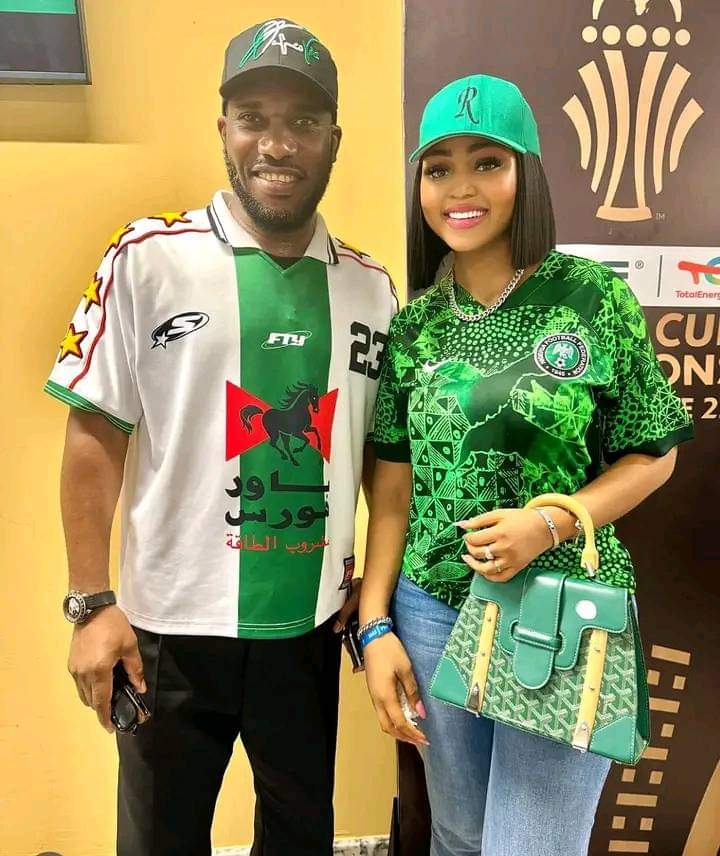 Patrickfater11's tweet photo. Nollywood actress, Reginal Daniels, and football legend, Jay Jay Okocha during Nigeria vs. South Africa Match at Ivory Coast. https://t.co/xyewJdvxbV