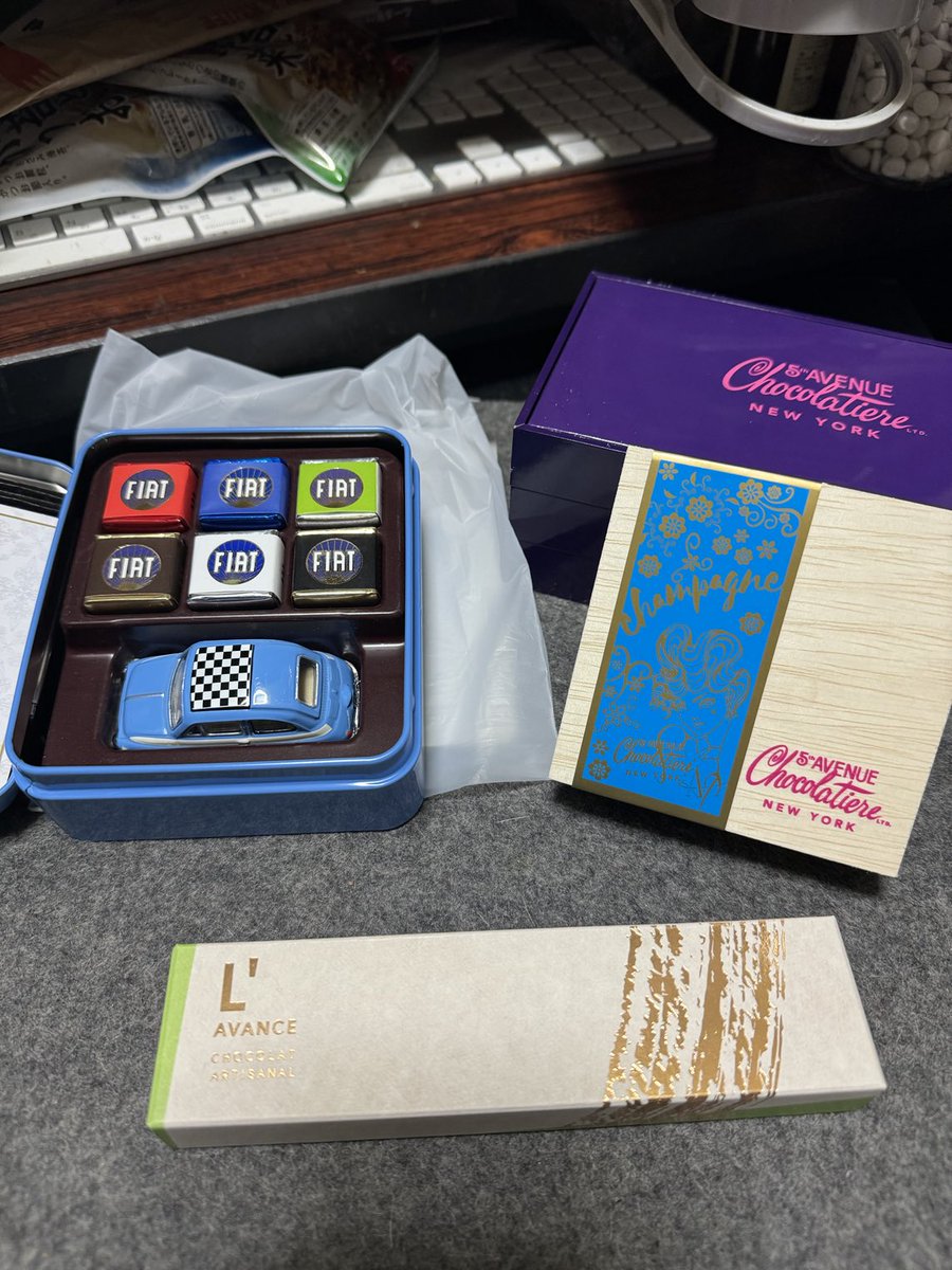 akiochang's tweet photo. 今年の戦利品2 いつもの5th avenue chocolatiereとMAJANIのミニカー付き。入れ物の缶もカワイイ。後実店舗を持たないL‘AVANCEが初出店との事で購入。

締めて27000円と少し。年1の事とは言え...興奮し過ぎだろ。 https://t.co/XqrxO8pmeq