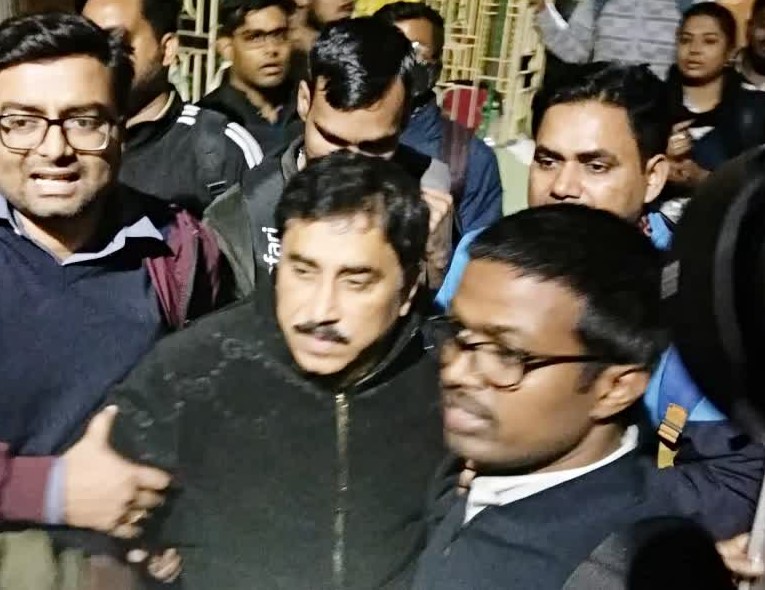ians_india's tweet photo. #TrinamoolCongress leader #ShankarAdhya, who was arrested by #ED last month in connection with ration distribution case in #WestBengal, has accused central agency sleuths of intimidation.
Adhya, through superintendent of Presidency Central Correctional Home in Kolkata where he is housed now, has sent a letter to a special court in city accusing ED officials of putting pressure on him to give statements as directed by central agency sleuths.
In letter to court, arrested Trinamool Congress leader has also accused ED sleuths of forcefully getting his signature on some papers. The court has directed that a copy of letter be served to ED as well so that matter can be heard in next hearing.