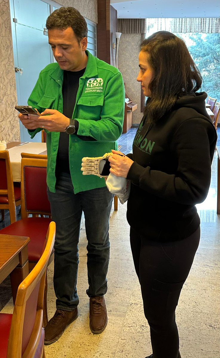 6 Şubat depreminin yıl dönümünde Hatay’da sahada çalışmalar yapan Limon ekibi, Türkiye Spastik Çocuklar Vakfı’na telefon uygulaması ile çalışan 10 maket el bağışladı. 

Limon ve Türkiye Spastik Çocuklar Vakfı, birlikte ortak projeler üretecek.