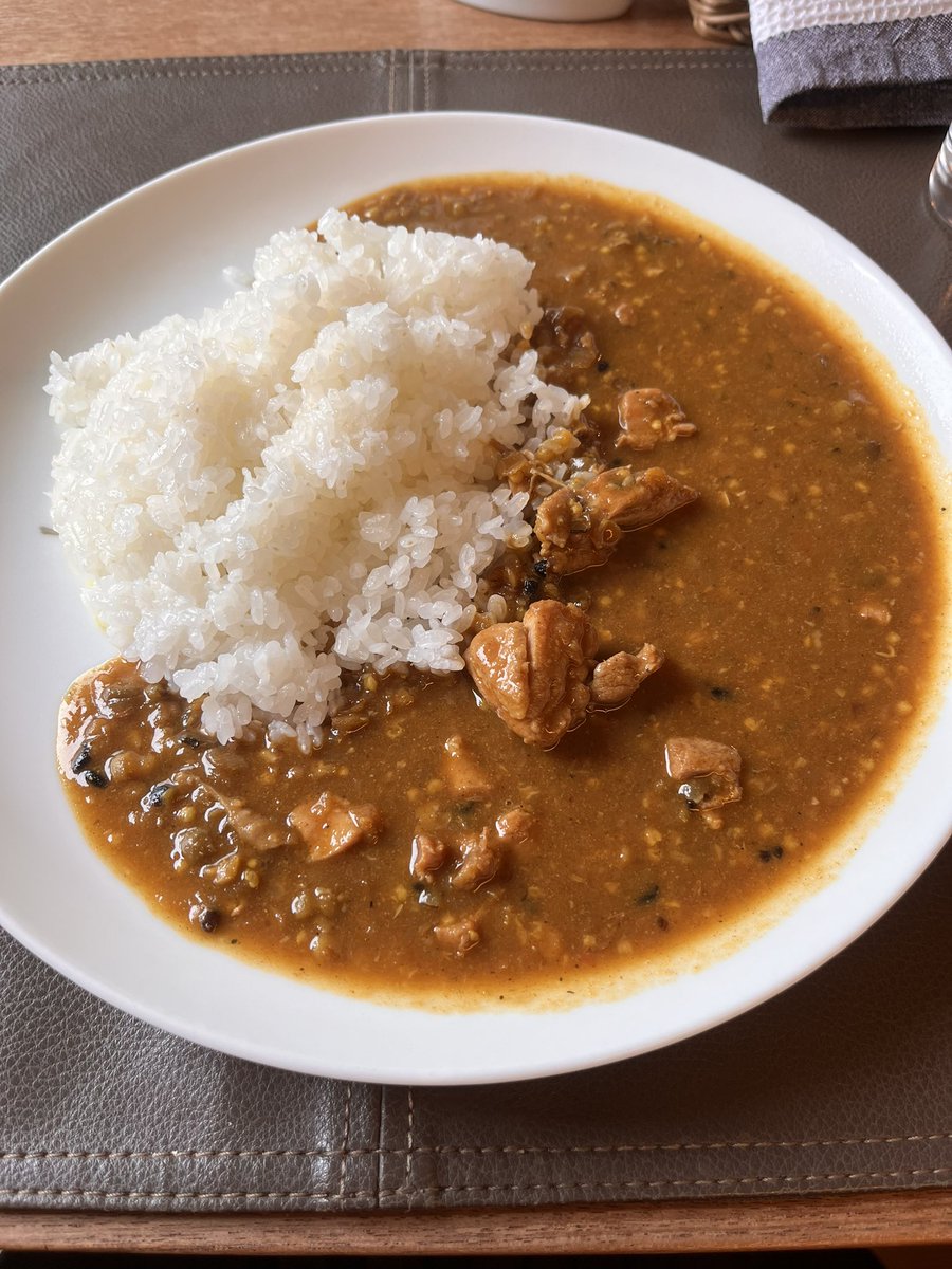 MeshiWarabi's tweet photo. 蕨【カレー＆カフェ楽】一軒家がお店になっているカレー屋さん🍛
マダムの手作りカレーとケーキ🍰美味しく頂きました😋

#蕨カレー 
#カレー＆カフェ楽
#蕨めし https://t.co/faMFaBZR92