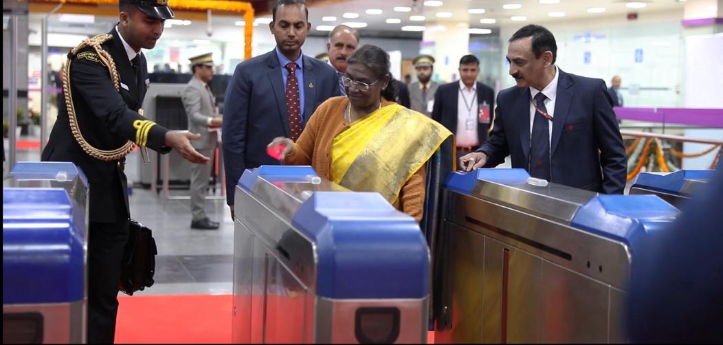 RailAnalysis's tweet photo. Hon’ble President Smt. Droupadi Murmu takes a commute on #DelhiMetro
Read more...https://t.co/ssSNQLoyIa
@OfficialDMRC
#DMRC #metro #infrastructure #visit #stations #violetline #corridor #project https://t.co/LQuSMkCgbE