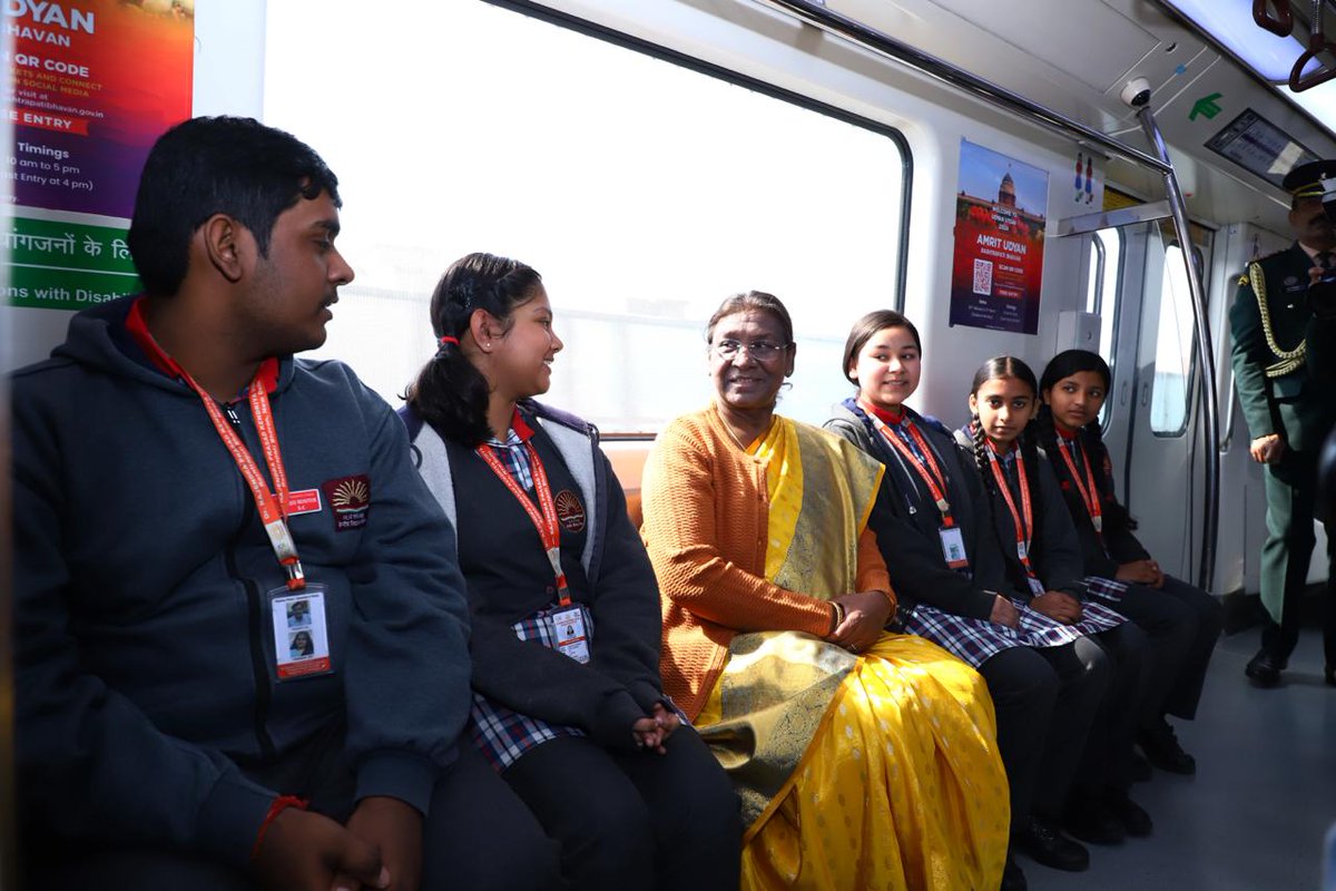 RailAnalysis's tweet photo. Hon’ble President Smt. Droupadi Murmu takes a commute on #DelhiMetro
Read more...https://t.co/ssSNQLoyIa
@OfficialDMRC
#DMRC #metro #infrastructure #visit #stations #violetline #corridor #project https://t.co/LQuSMkCgbE