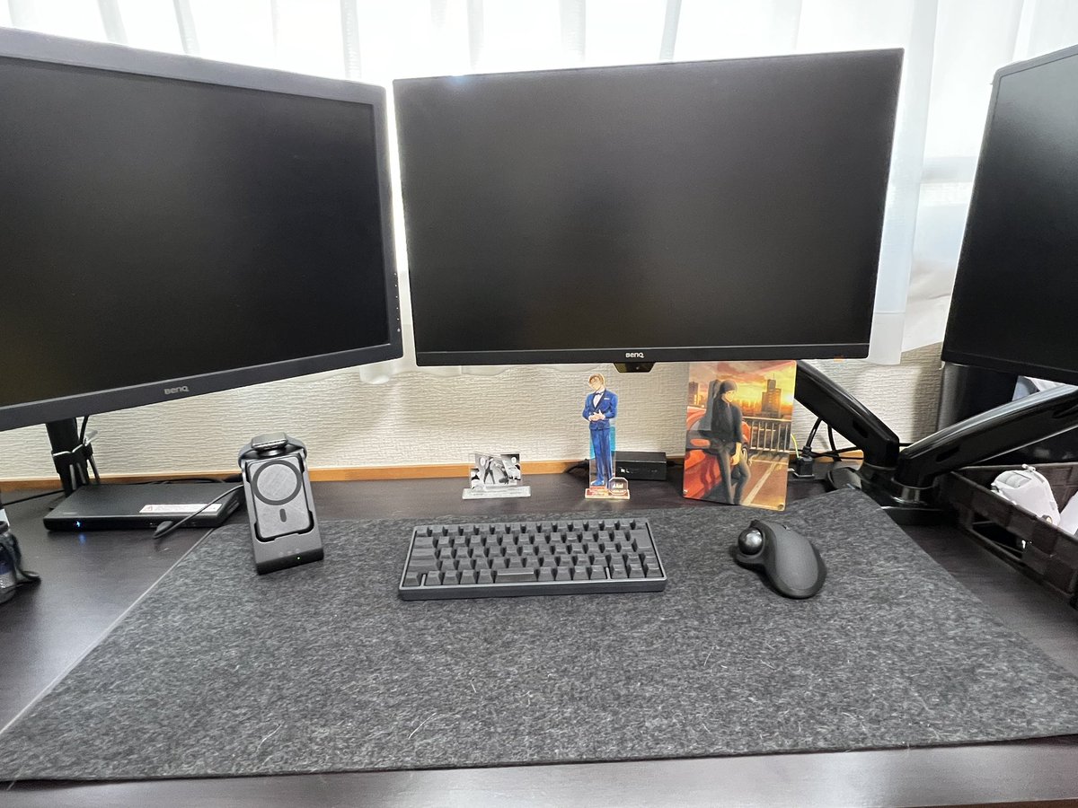 jonconan4869's tweet photo. ここ最近でデスク環境を整えてるジョンさんです
Macbook Airをクラムシェルモードにして、デスク上の配線を極力隠して、アクセサリは黒で統一。
かなりオシャレな環境になって大満足です＼＼\\٩( 'ω' )و //／／ https://t.co/zmYLMAL8Te