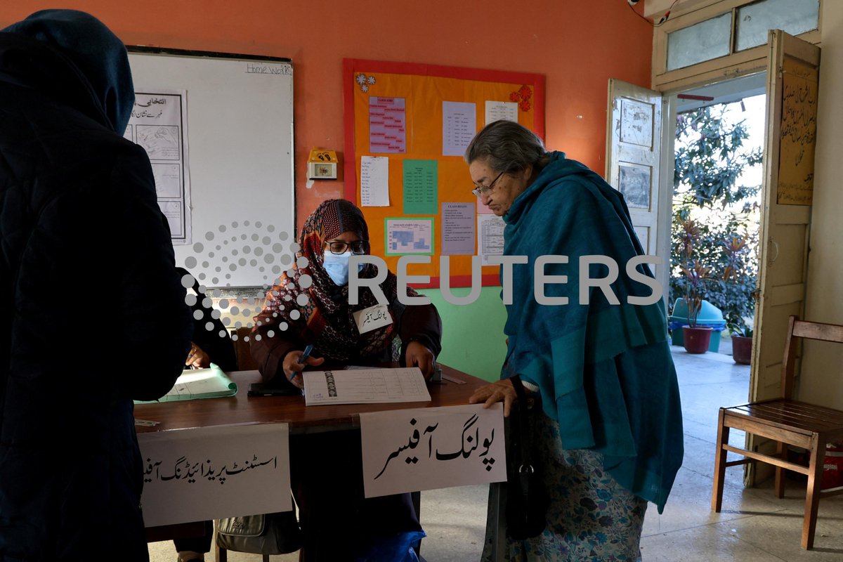 'The country is at stake, why should I come late?' said 86-year-old Mumtaz, a housewife a decade older than Pakistan itself as she queued up in Islamabad. Dressed in a lovely blue sari. REUTERS/Gabrielle Fonseca Johnson #PakistanElection #PakistanElections2024