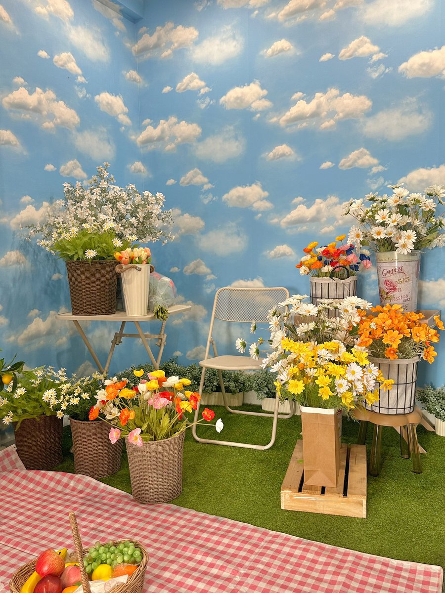Sumleecafe's tweet photo. 𝑴𝒂𝒌𝒂 𝒄𝒂𝒇𝒆🌷⛅️🛋️ 
           คาเฟ่สุดคิ้วท์ย่านปิ่นเกล้า ตกแต่งสีสันสดใส มี 5 ชั้น น่ารักทั้งนั้น มีตู้ถ่ายรูป สตูดิโอ ดอกไม้ ตุ๊กตาธีมวาเลนไทน์ ชั้นดาดฟ้าป้ายบัสญี่ปุ่น ถ่ายรูปปัง เมนูเครื่องดื่ม เค้กช่วงกุมภาพันธ์ สีชมพูมุมิ
           • ก่อนโลตัสปิ่นเกล้า, bkk🧸@aroii https://t.co/LY9LIHDHYG