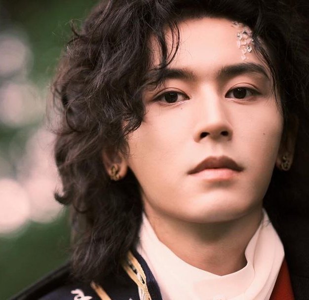 WORLDMUSICAWARD's tweet photo. The Chinese King of iTunes, #ZhangZhehan, is so handsome in latest pics...👏📸👨‍🎤✨💫🌟👑❤️‍🔥 https://t.co/4B8eqdbJ2D