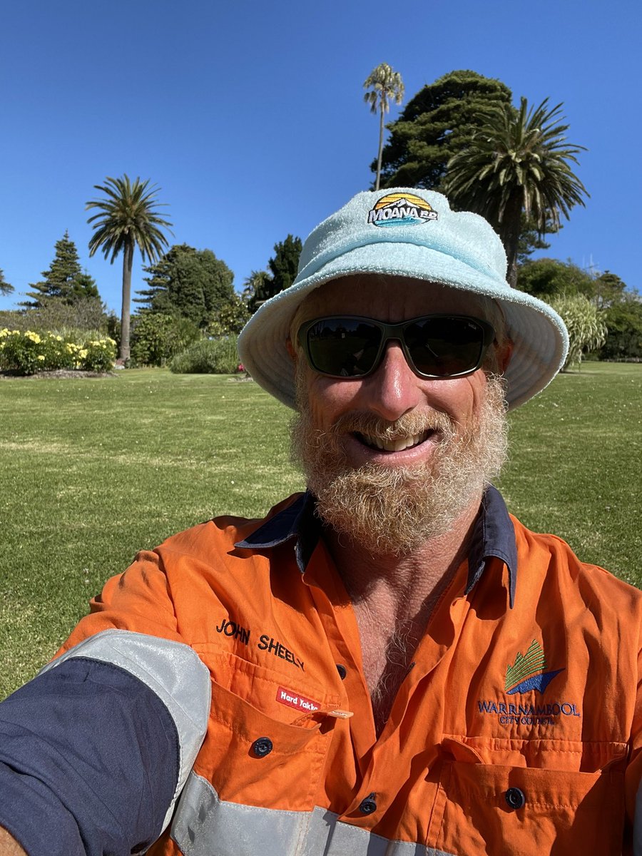 Bundogs's tweet photo. Got the privilege of leading a garden tour of WBG at 5:30 today 🤓 Love showing off what the team does and our pretty spectacular heritage landscape.
I’m even wearing matching socks but let’s not ask how old they are 🤡🤦‍♂️🤪 #warrnamboolbotanicgardens #tour #matchingsocks https://t.co/RUgX75lszt