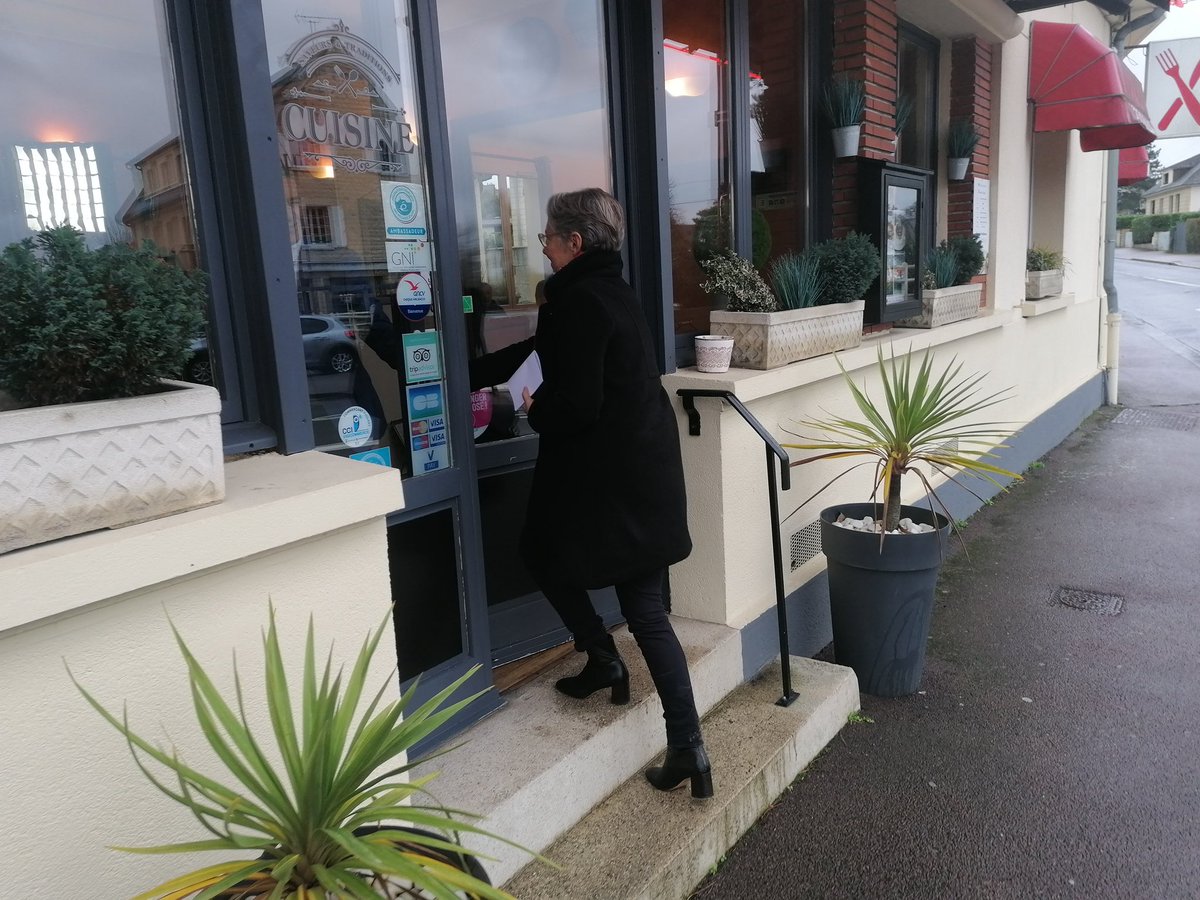 Première sortie en tant que députée pour <a href="/Elisabeth_Borne/">Élisabeth BORNE</a> dans sa circonscription du #Calvados 
Après une visite à #CondéenNormandie elle va à la rencontre des élus de #VillersBocage entre #Vire et #Caen