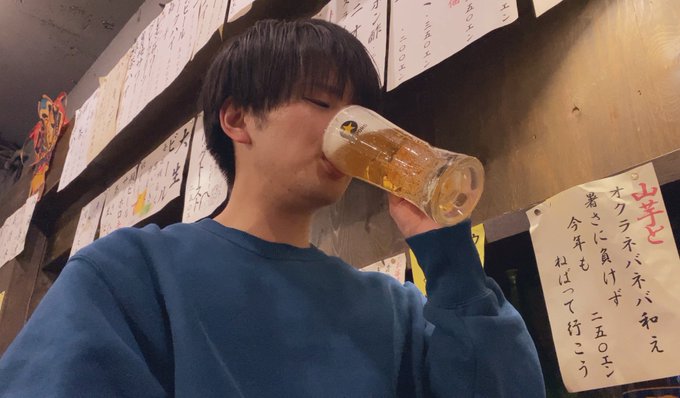 なんか調子乗って、 ビール3杯行った後に電気ブランストレートで飲んでたわ🥃 電気ブラン昭和な雰囲気あって好きだなぁ https://t.co/qU42xAJKUU