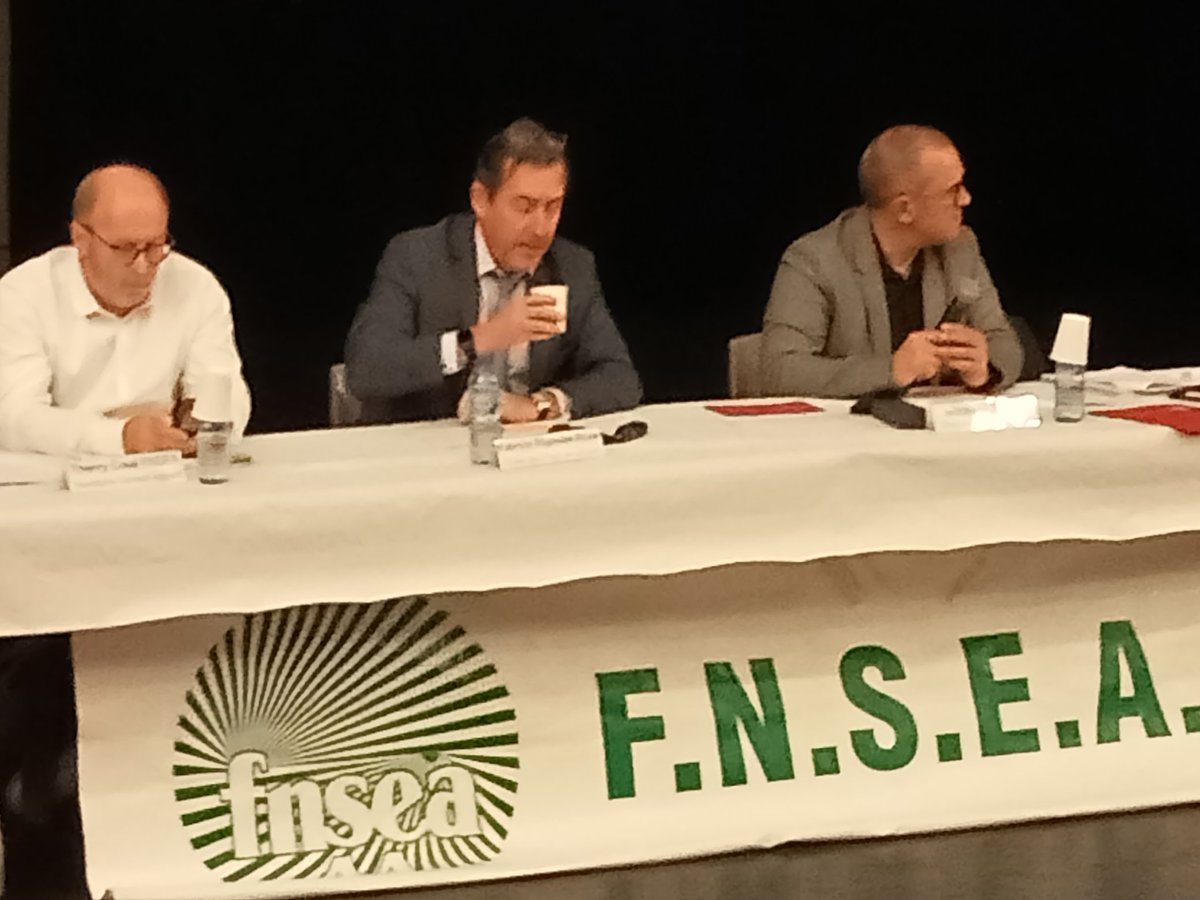 Assemblée générale de la #fnsea44 en présence de Monsieur le #prefetdeloireatlantique  pour répondre a toutes nos doléances acquises lors de ces dernières semaines de mobilisation. On veut des actes forts et rapide
