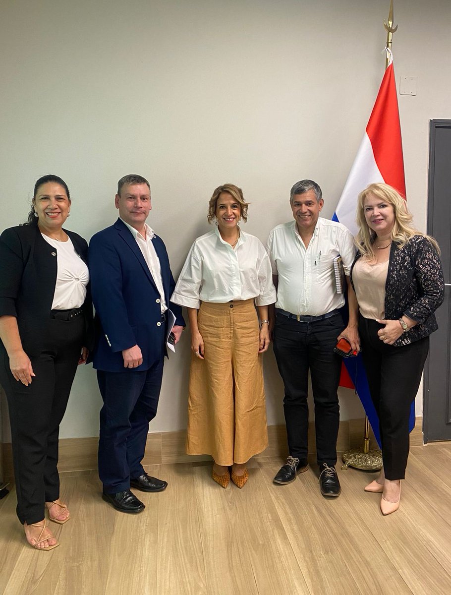 Visita a la Ministra Secretaria General y Jefa de Gabinete de la Presidencia de la República Lea Giménez, para la presentación de datos estadísticos del Sector Cooperativo y diseñar mecanismos de apoyo para la facilitación de créditos a los microempresarios.