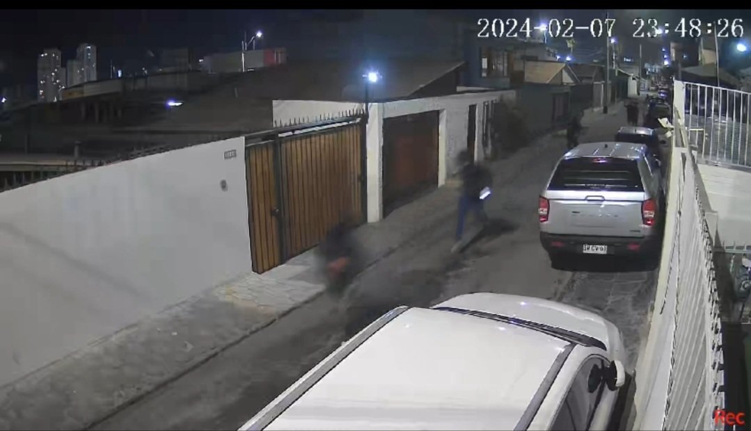 LucyOli89870359's tweet photo. Volvieron a atacar, solo ayer sumaron 5 víctimas, desde que se hace la denuncia puede pasar un mes hasta que se decreten diligencias, eso NO sirve Carabineros debe efectuar rondas preventivas, #Iquique si ven 2 flacos abrigados con este calor son ellos, están armados https://t.co/1gT7ZdQhen