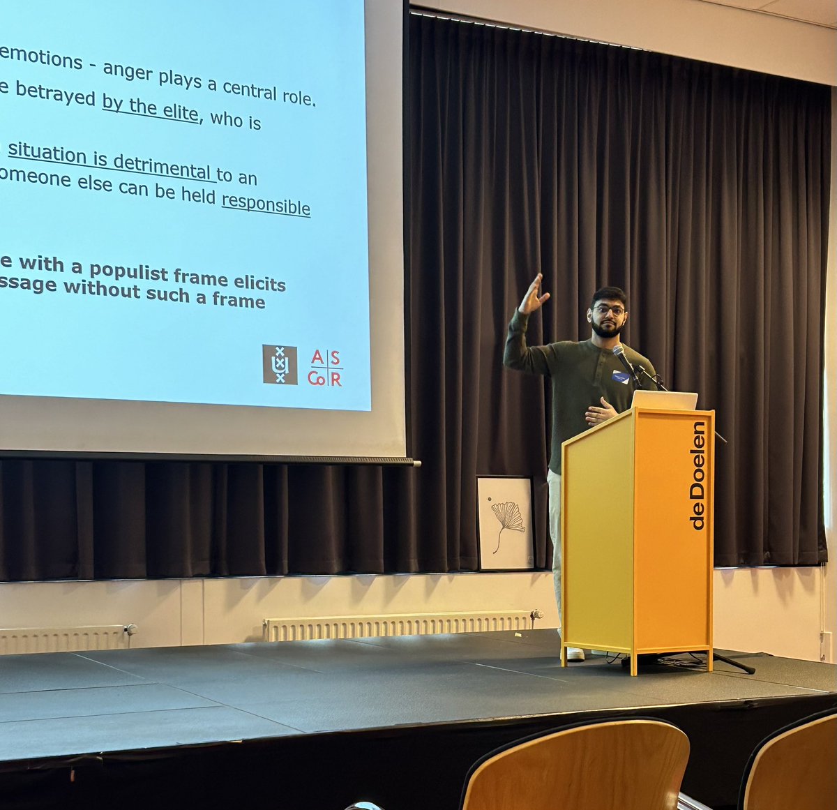 Do moral populist appeals foster illiberal attitudes? @momashaly_ presented our study with @LindaBos80 and @alessandro_nai at @ne_fca #etmaal (great job giving your first conference presentation!). We used Chat GPT to detect anger in open-ended statements in a survey experiment.