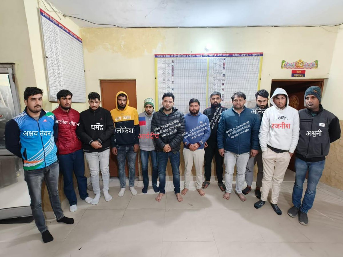 Sachingupta's tweet photo. STF मेरठ ने बागपत जिले से UP पुलिस कम्प्यूटर ऑपरेटर भर्ती परीक्षा में सेंधमारी वाला गैंग पकड़ा। ये गैंग परीक्षार्थी से पैसे लेकर रिमोट एक्सेस सॉफ्टवेयर के जरिये कम्प्यूटर पर खुद पेपर सॉल्व करता था। 12 आरोपी अरेस्ट हैं। 

#Baghpat #Up https://t.co/8c8Kq94rQm