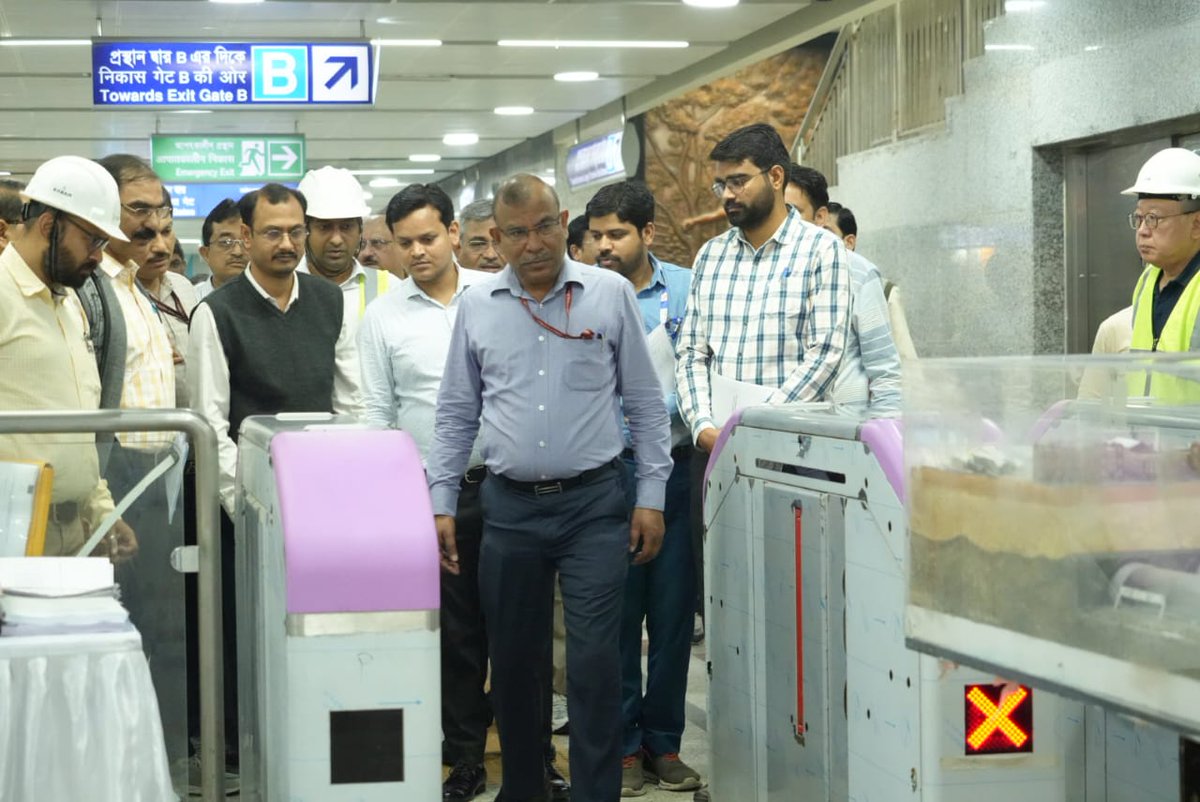 #KolkataMetro: #CCRS #Inspects Underwater #Metro Stretch Of Green Line.
On Tuesday, J.K. Garg, Chief Commissioner of #Railway Safety, #inspected all the stations from #HowrahMaidan to #Esplanade station. 
Additionally, a speed trial run also commenced.

#DelhiMetro #Metrorail