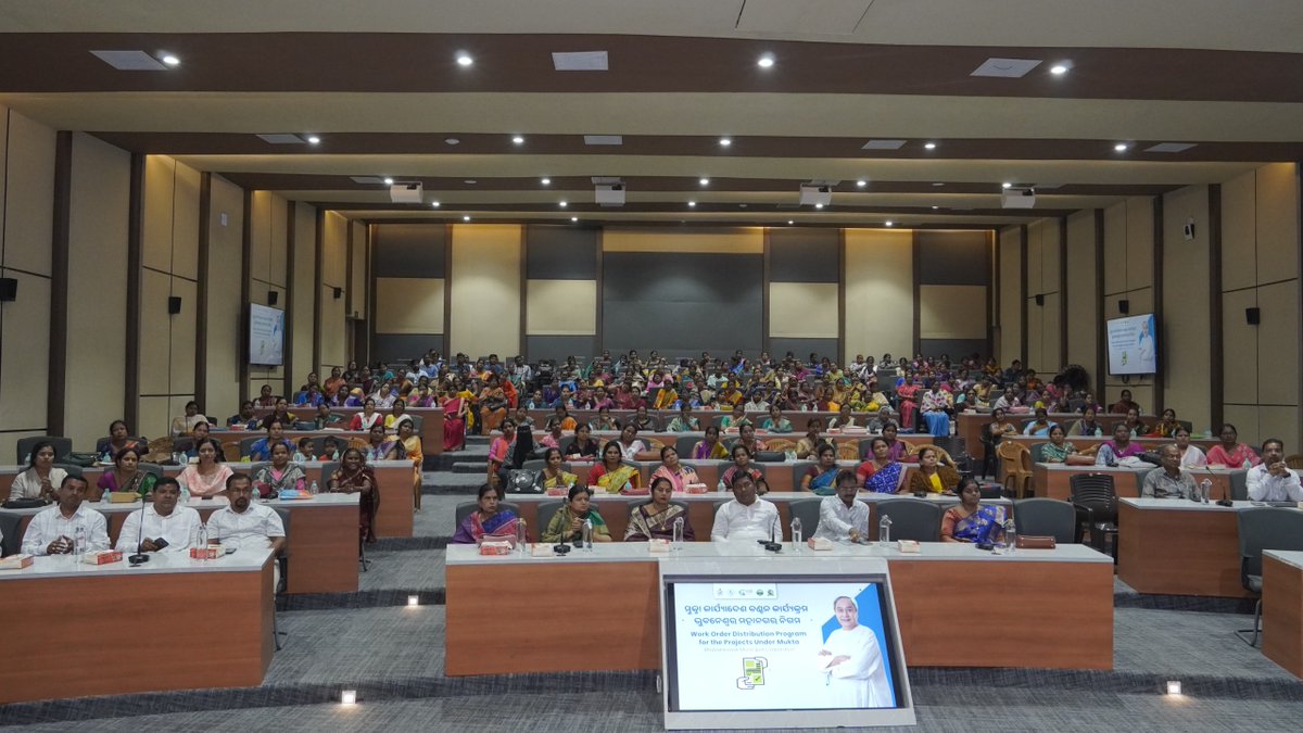 Team BMC continues with its initiative to empower women, today 153 work orders for the projects amounting to 15.55 crore under #MUKTA of Ekamra Constituency were distributed.
Hon'ble Minister <a href="/SSEPD2/">SSEPD</a> <a href="/ScAndTechOdisha/">Science & Tech Dept, Odisha</a>, PE, Shri <a href="/Ashokpandabbsr/">Ashok Chandra Panda</a>, Hon'ble Mayor <a href="/MayorofBBSR/">Sulochana Das</a> in the