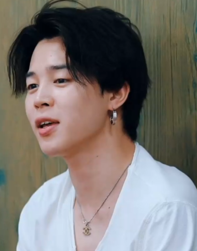 JIMERICA's tweet photo. Naturally handsome and stunningly enticing, Jimin embodies charm and allure effortlessly. His good looks, coupled with his talents, shine naturally and organically—no heavy Photoshop edits needed. No heavy promotion needed. Just his good looks and talents. No one can compare https://t.co/C4pf2RVUQc