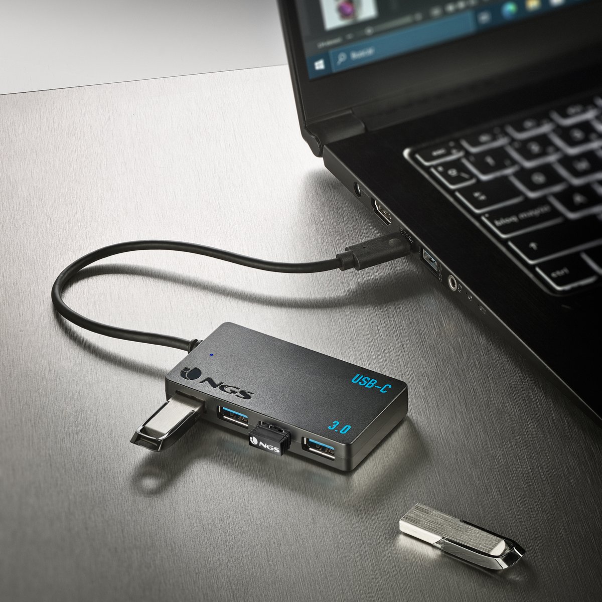 NgsEurope's tweet image. 💥¡BOOM!💥 Explosión de conectividad con nuestro Wonder Ihub4. Este pequeño Hub USB-C de 4 puertos USB 3.0 es todo un gigante. 🚀 Convierte un solo puerto en cuatro rápidamente. Muchos dispositivos y pocos puertos? Problema resuelto!✨ 

#HubUSB #ngs #FreedomAddicts