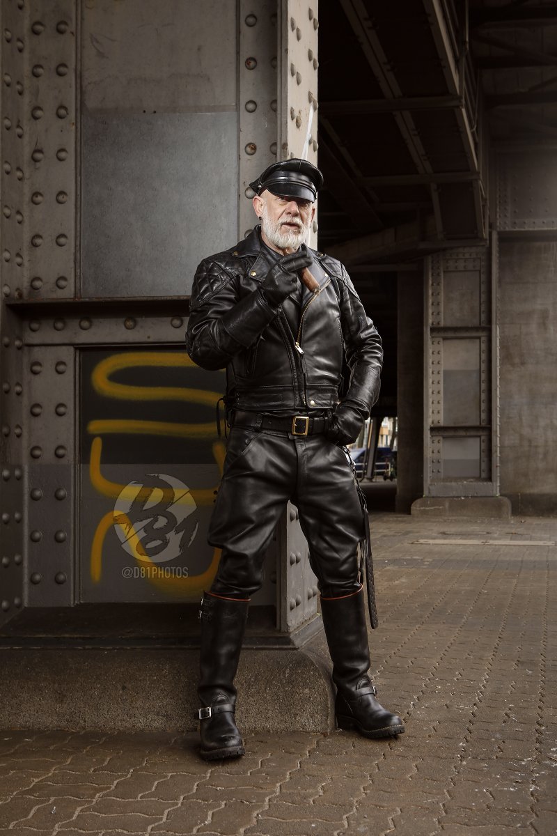 Photo shooting with Dari for the Cigar Men Calendar  Thanks @D81 #slfc #spanishlfc #lfc #slfc #blf #easterberlin #leatherman #daddy #boxerbarcelona #lfc #boxergrancanaria #mr_riegillio #aasssoxx_pl #blckdogshop #fetish #fetishpride #d81 #wunderbargrancanaria #lcnw #malespace