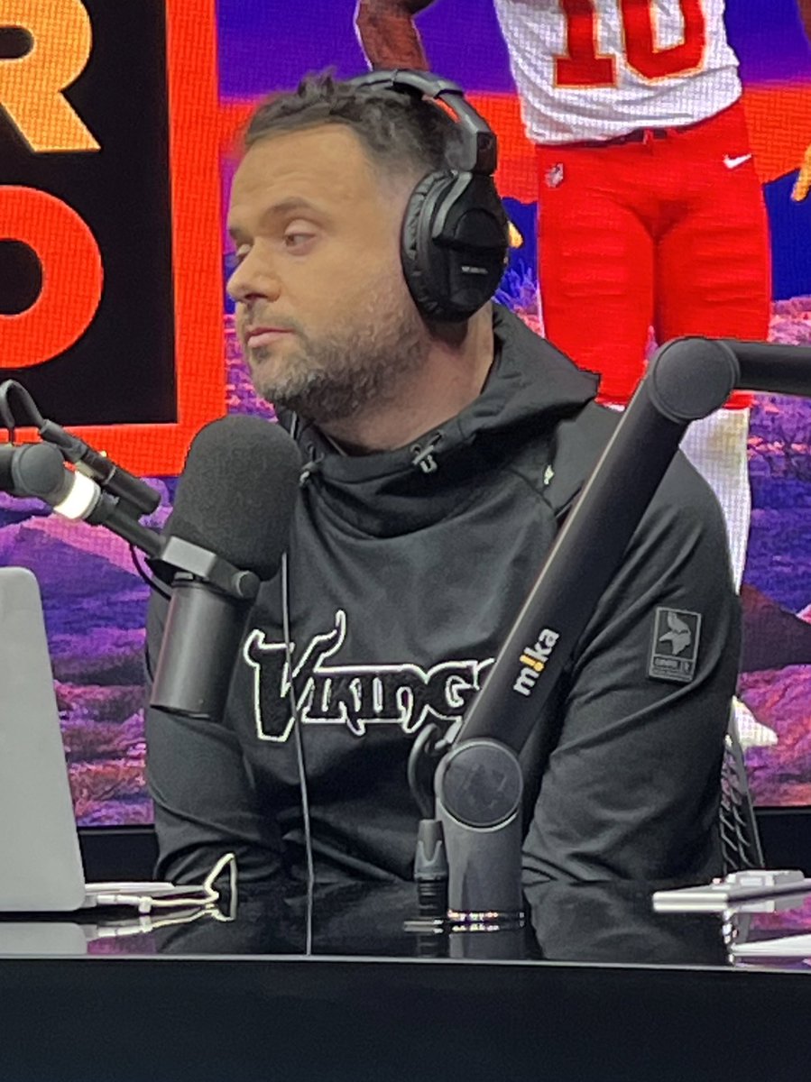 WFANmornings's tweet photo. This is the disappointed look of a man who packed his Vikings hoodie because he thought he was meeting @RandyMoss today https://t.co/0bPRoUkNts