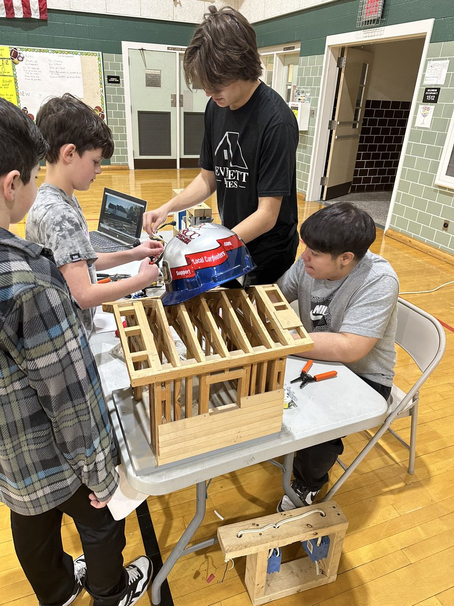 6th &amp; 7th grade students <a href="/CrestonIMS/">Creston</a> discovering all the opportunities at Walker Career Center Thank you <a href="/WCC_Warren/">Walker Career Center</a> students for sharing the JOY of CTE! #WarrenWill explore All! post secondary possibilities.