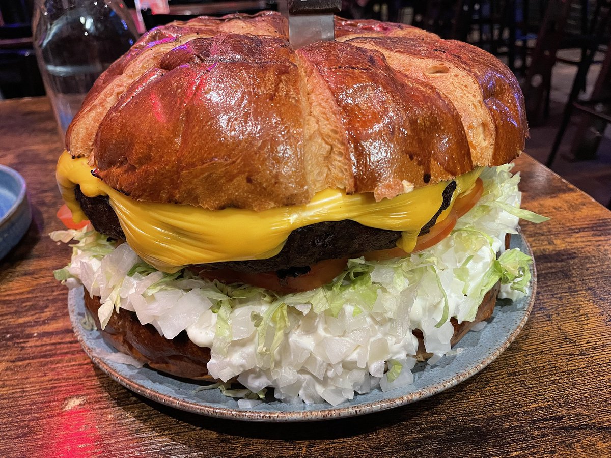 alvin__yuan's tweet photo. The massive burger, containing 2.5 kilograms of beef, was quite an experience. After a day of consecutive Muay Thai, wrestling, and Brazilian Jiu-Jitsu training, plus a simulated BJJ competition, I was extremely hungry, but I managed to finish only two-thirds of it...
#bigeat https://t.co/IyaqF9HyOB