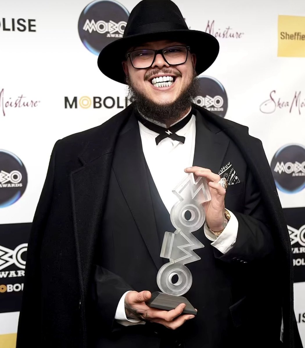 SpotlightFirst_'s tweet photo. Potter Payper announces new mixtape #ThanksForHating after winning Album of the year at last nights #MoboAwards Ceremony 🙌🏽 https://t.co/DhJD8IpE5C