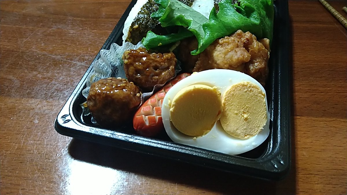 eityan10's tweet photo. 晩ごはんに手抜きでお弁当買ってきた。食べようとしてよく見たら、これってたまご双子だよね。🤣　ラッキー！！ https://t.co/By7rjTABcN