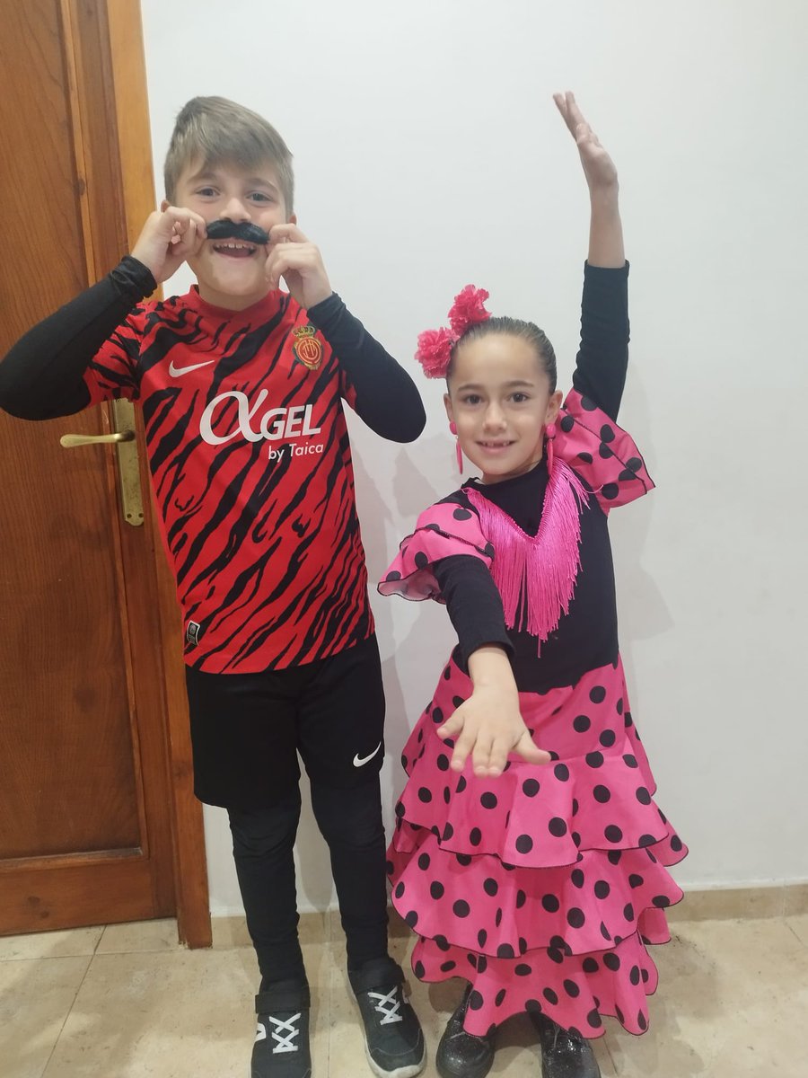 Avui ho he vist clar!! Això és una senyal <a href="/RCD_Mallorca/">RCD Mallorca</a>!! Un disfressat de <a href="/PratsAbdon/">Abdón Prats</a> i l'altra de flamenca!! Tendrà res a veure amb alguna cosa que es fa per Sevilla el pròxim 6 d'abril🤔?? 😍❤️🖤🏆👹