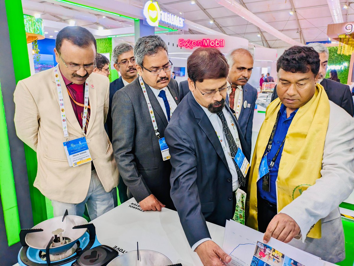 iocl_pbd's tweet photo. Thank you, Shri. Rameswar Teli ji, Hon'ble Minister of State of Petroleum and Natural Gas, for visiting the GBA Pavilion and Biofuels Pavilion during #IndiaEnergyWeek in Goa. We deeply value the opportunity to showcase IndianOil's pioneering initiatives in the biofuels domain. Under the visionary leaderhip of our Hon'ble PM, India is leading the growth of #GlobalBiofuelsAlliance.  Thank you for your continued support as we strive towards a brighter, #greenerfuture together.
#IndianOil #IEW24