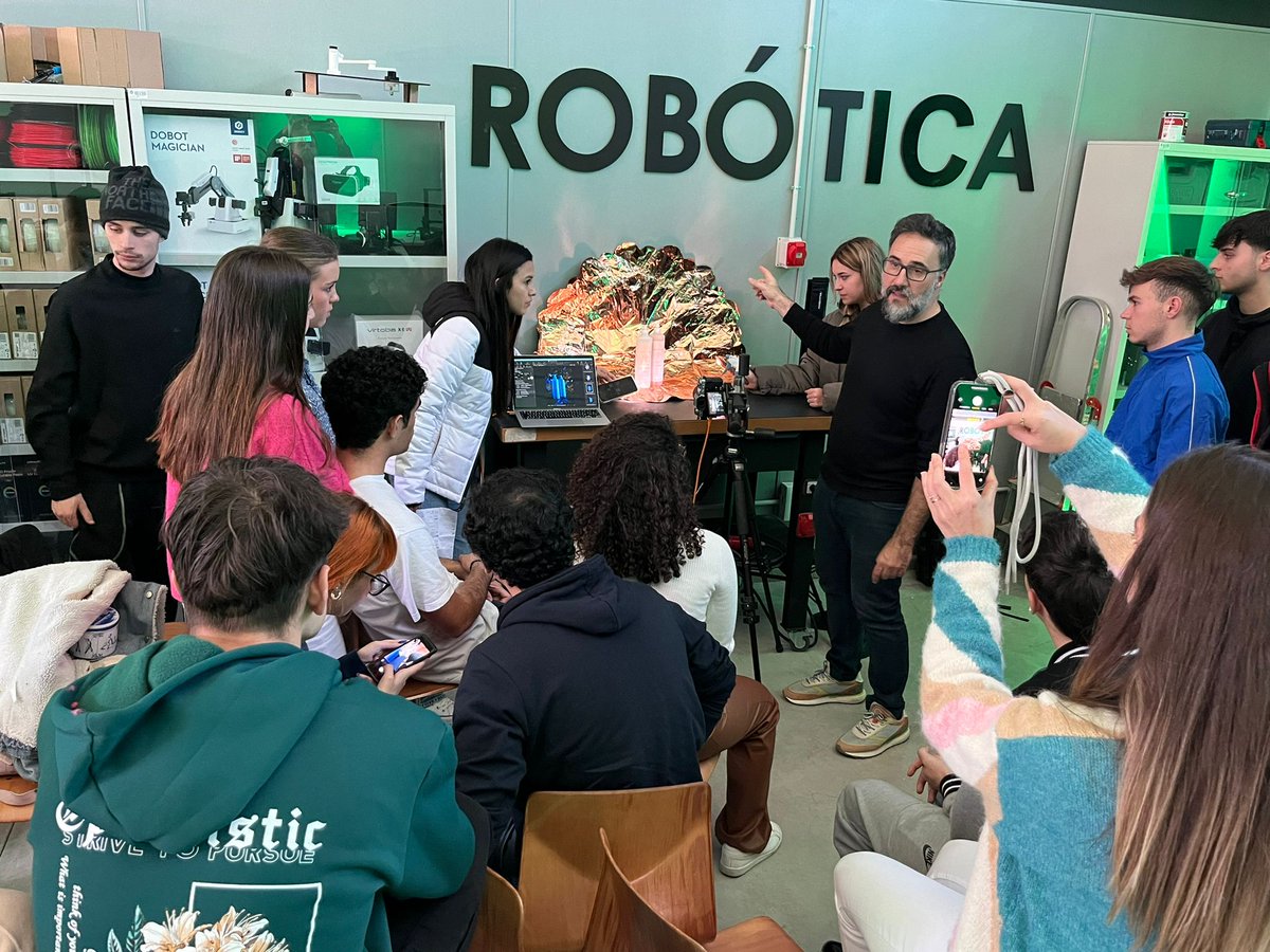 uaxuniversidad's tweet photo. #UAXFP apuesta por la empleabilidad y por la profesionalización de un sector en crecimiento. 🚀
@danimerinophoto , fotógrafo profesional, con experiencia como editor gráfico, actual coordinador de fotografía e imagen en #Trendcontrend, además de trabajar para @CondeNast , compartió su amplio conocimiento y experiencia con nuestros #UAXmakers en el taller sobre fotografía publicitaria.
Durante esta formación podrás realizar prácticas en empresas líderes como @McCann_Spain , @Movistar_Riders , @Telefonica , @rkpeople y más.
¡Transforma tu formación en una experiencia real y profesional! 🤩
#Empleabilidad #MarketingUAX #FP #HazloenUAX #Universidad #AlfonsoXelSabio
