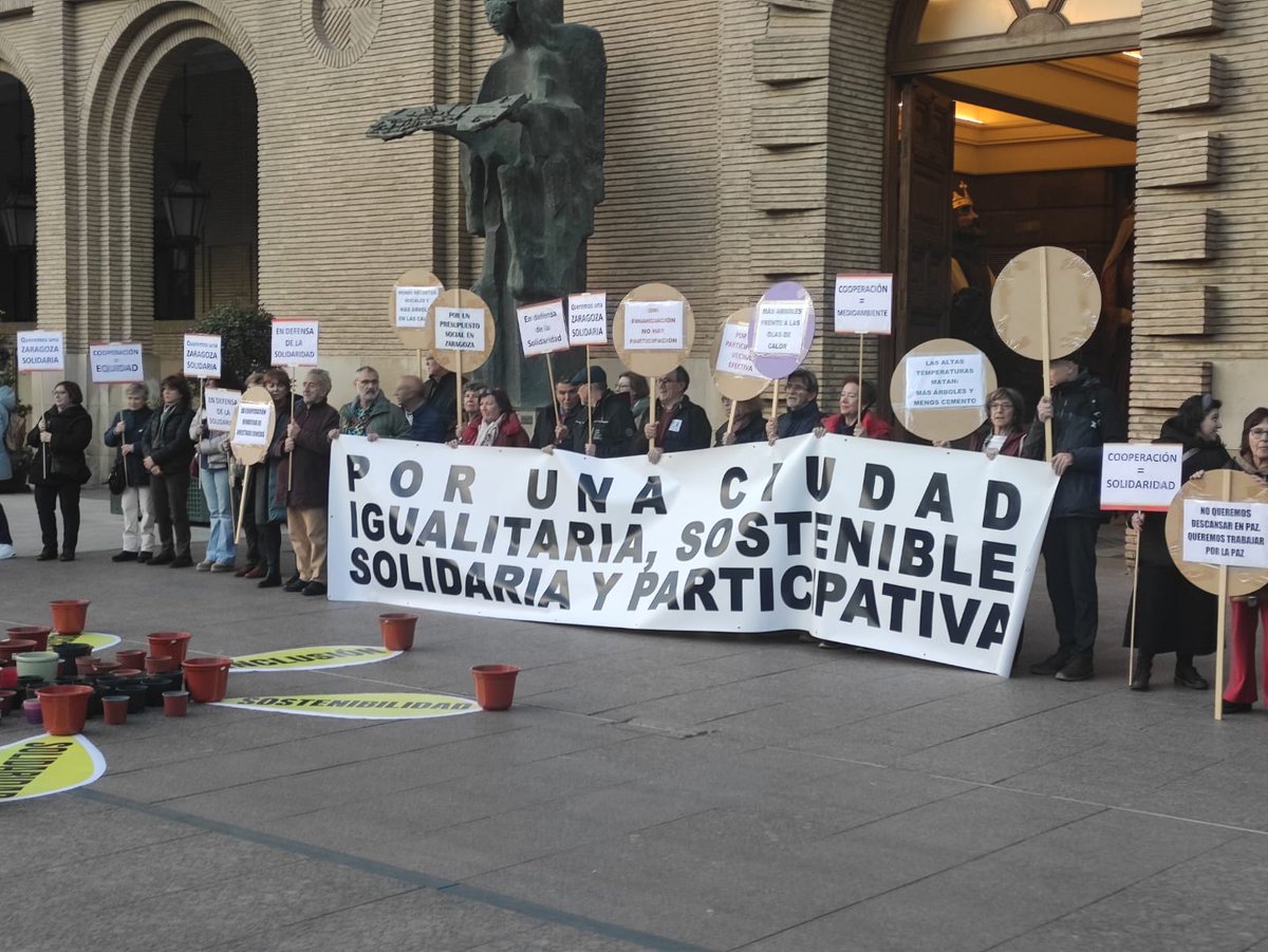Ayer nos concentramos por unos presupuestos municipales igualitarios, sostenibles , solidarios y participativos que no quieren aprobar el gobierno de <a href="/ppaytozaragoza/">PP Ayto. Zaragoza</a> <a href="/VoxZaragoza/">VOX Zaragoza</a> <a href="/ChuecaNatalia/">Natalia Chueca</a> <a href="/zaragoza_es/">AyuntamientoZaragoza</a>