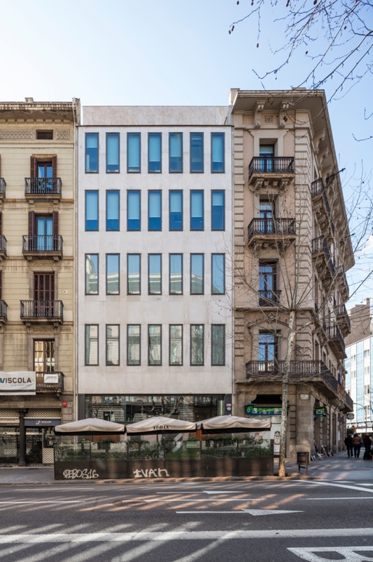 Sovint els arquitectes fan concessions quan fan un projecte, però en aquesta implacable Seu del diari "Noticiero Universal" (1963-65) l'arquitecte Josep Maria Sostres, mort #taldiacomavui de 1984, no en féu ni una. És un dels pocs edificis moderns protegits de Barcelona. Fil 📐