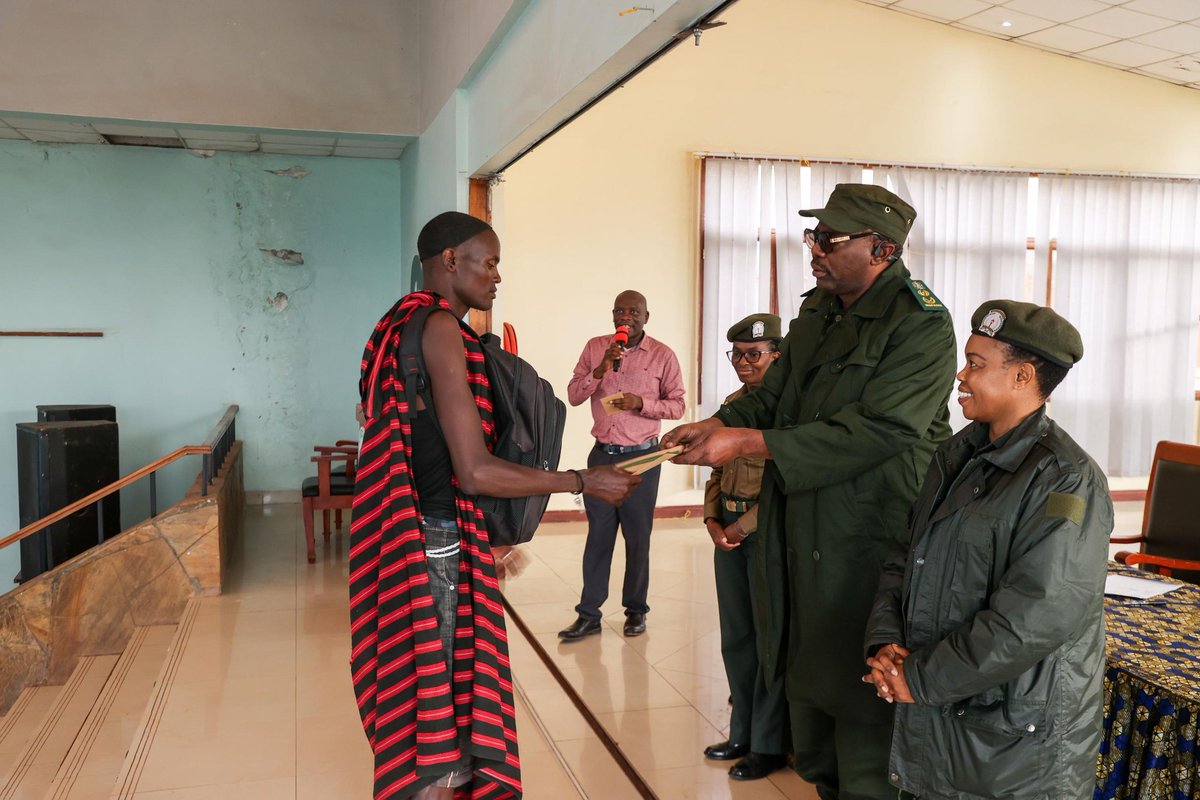 BawaAfrika's tweet photo. In a situation that shows the motivation to continue to be strong for people who want to leave voluntarily within the #Ngorongoro, a total of 15 households with 107 people and 359 livestock belonging to the Mang'ati tribe have requested and finally moved voluntarily to #Msomera https://t.co/AYopsaxAG6