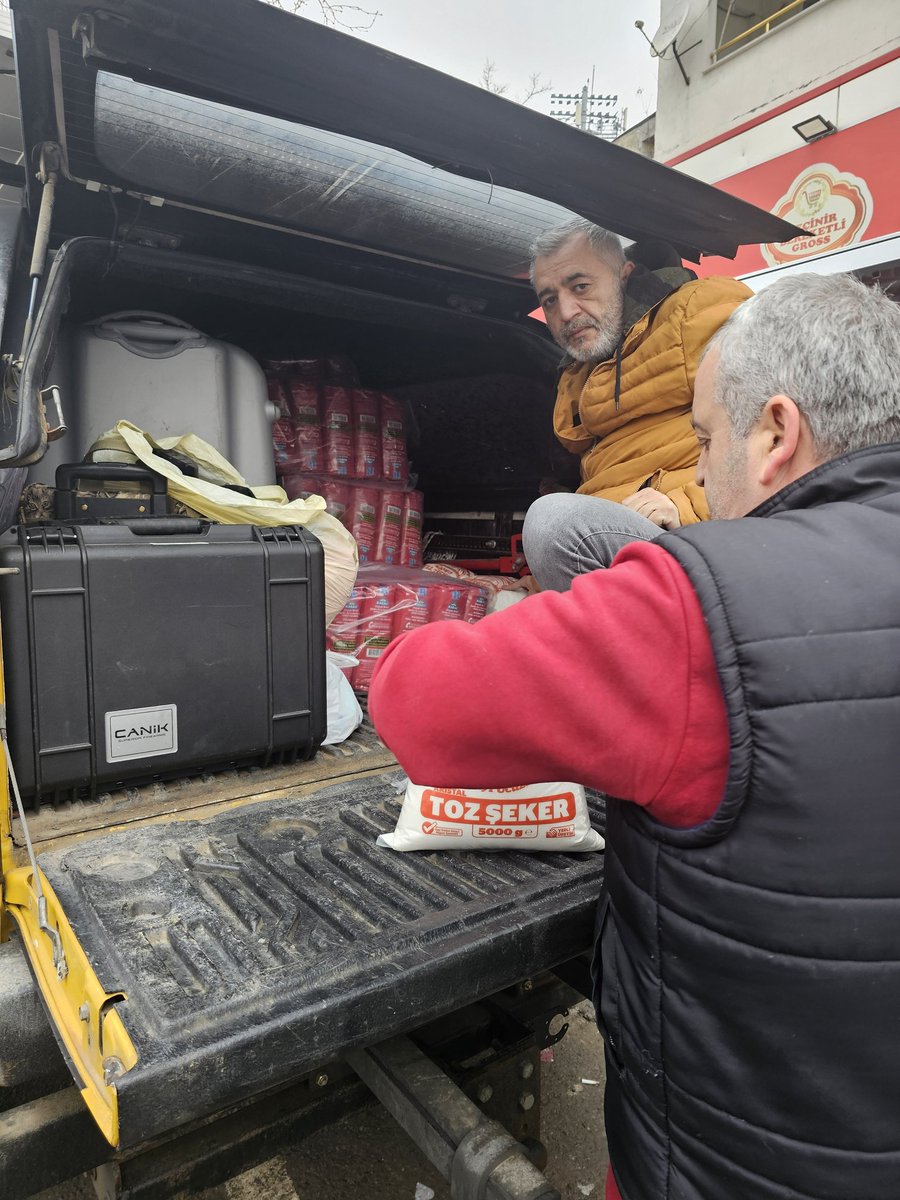 Çaylaaaarr Şekerlerrr Depoları doldurduk Allah'ın izni ile yaza kadar konteyner kentlerimizde eksikler tamamdır, gelen herkese çay ikramı var depremzedelerimizin :))