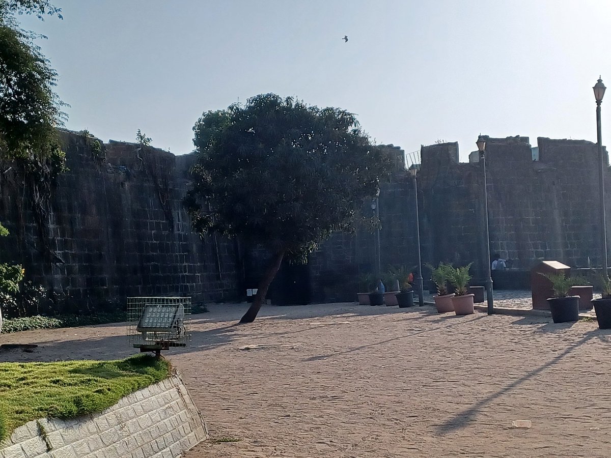 dhavalkulkarni's tweet photo. The Mahim Fort is the original capital of #Mumbai. This was the seat of power of Raja Bimbadeo aka Bimba or Bhima in the medieval era. One narrative says that King Bimba may be the son of the Yadava king Ramdevraya aka Ramadeva of Devgiri, who was defeated by Allauddin Khilji's general Malik Kafur in the 13th century. Bimba is said to have come to Mahikavati or today's Mahim and established his reign here. His elephant stables were at present-day Matunga and his court of justice at Naigaum. The names of these two places are derived from Matanga or elephant stables and Nyayagram or place where justice was delivered. 
Mahim is a historically and archaeology rich site in Mumbai. 

#history #Mumbai #MumbaiHistory #heritage #MumbaiHeritage #medievalIndia