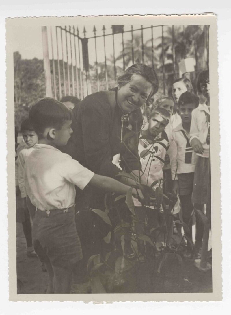 Gabriela Mistral plantando un árbol junto a niños ecuatorianos, en el marco de la gira que realizó por América ( 1937-1939). En esta embajada cultural surgió su candidatura al Premio Nobel. Fue la intelectual Adelaida Velasco la impulsora que le escribiría a PAC para prononerlo.