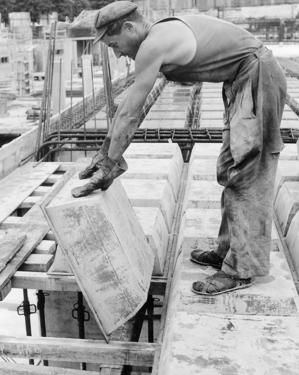 Bouygues_BatIDF's tweet photo. [#JeudiPhoto] Francis Bouygues a créé l’Ordre des #Compagnons du #Minorange en 1963 👷, au cœur des Trente Glorieuses et dans une situation de plein emploi qui nécessitait de fidéliser ses meilleurs #ouvriers.
Pour en savoir plus 👉 https://t.co/t0rSwGrRsq https://t.co/LIkX3qv65I