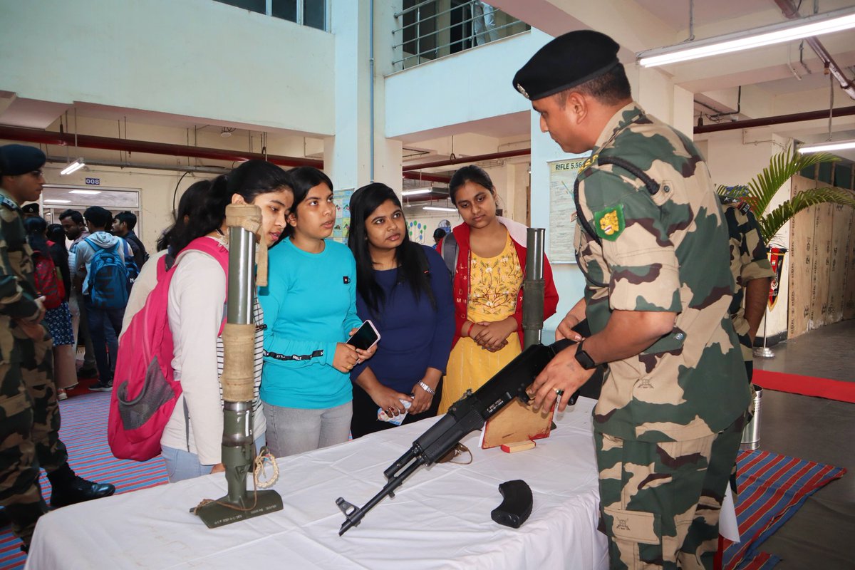 BSF_SOUTHBENGAL's tweet photo. 7.02.24
A heartfelt invitation by Troops of 112 Bn @BSF_SOUTHBENGAL to NCC cadets to experience "A day in the life of 
Bordermen". An inspiring event featuring weapon display,officers interaction &amp; cultural performances was organized to foster pride of uniform services.
#JaiHind https://t.co/vnlcuRQoIF