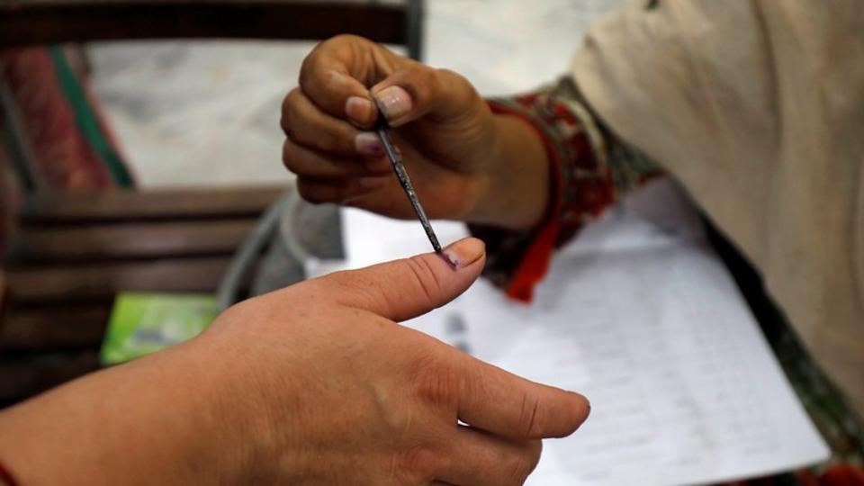 ووٹ ڈال کر اپنے انگوٹھے کی تصویر لازمی پوسٹ کریں اور ساتھ یہ ہیش ٹیگ لگائیں۔ #شیر_پہ_ٹھپہ