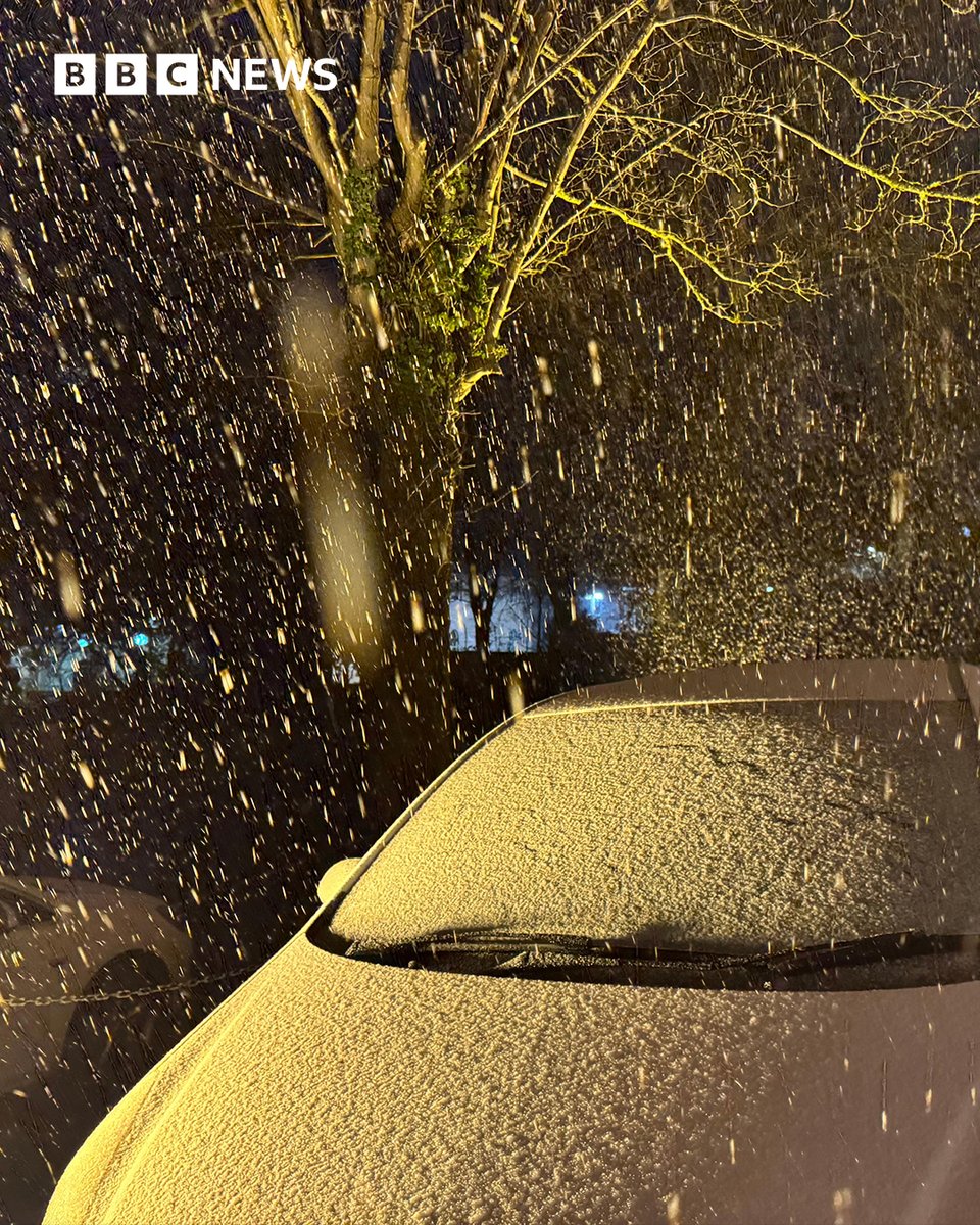 Snow has started to fall in Derbyshire ❄️ ⚠️ There's an amber weather warning in place for part of the Peak District, and a yellow warning for a large section of the East Midlands Get the latest updates here: bbc.in/3SPojlX 📍 Buxton 📷 StormChaserLiam