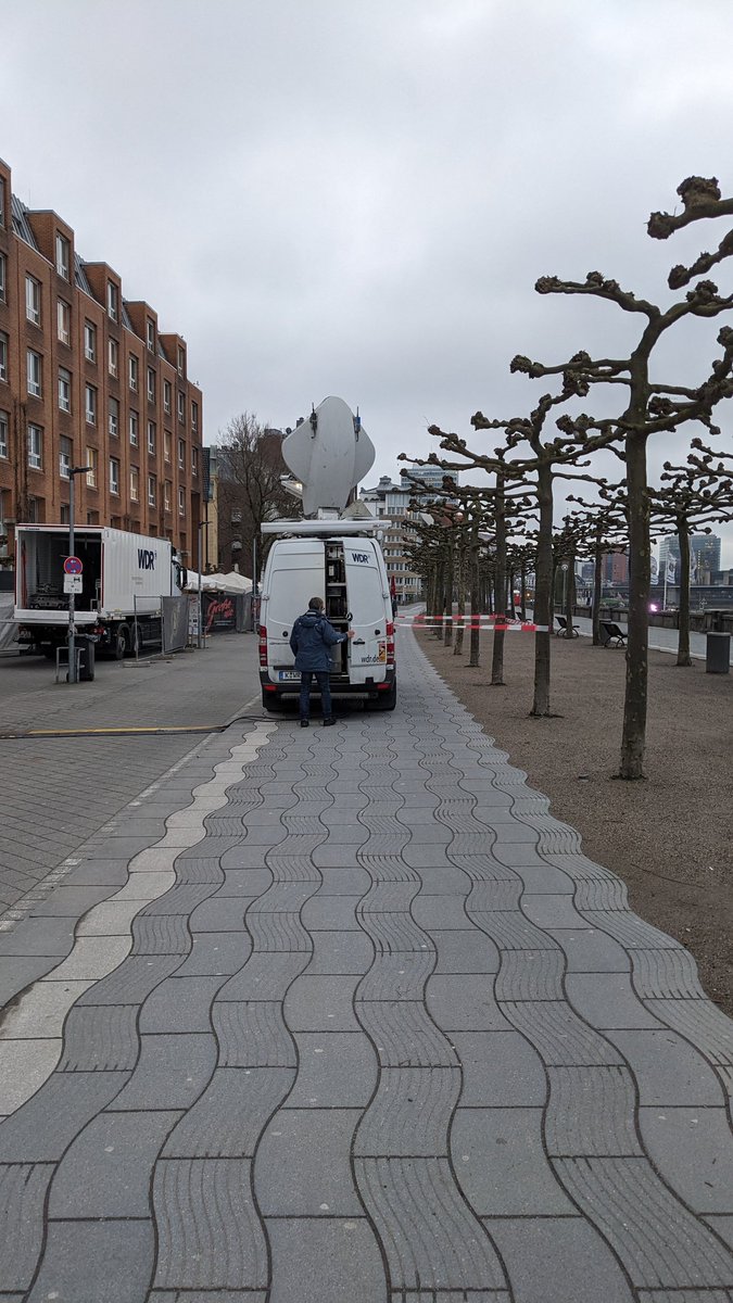 Der <a href="/WDR/">WDR</a> feiert #karneval unter dem Motto #ichparkwieesmirgefällt. Auf die Frage ob man nicht wo anders hätte parken können kam nur ein "Nein". Wo wenn nicht auf dem #Radweg ... Blöde Frage 😕 #wdr #ZusammenSindWirDerWesten <a href="/Duesseldorf/">Stadt Düsseldorf</a> @ADFCDuesseldorf