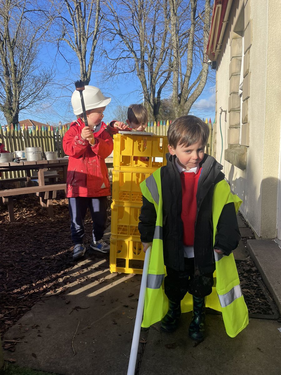 DuchalN's tweet photo. Building a wall and mixing and adding mud cement.. all completely child led and their own creative ideas 💡 👷 #outdoorlearning #largelooseparts #looseparts @Birkmyre #outdoorclassroom https://t.co/66H9tjMOYt